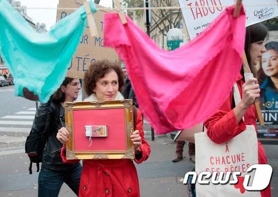 프랑스 여성들이 탐폰세 인하 시위를 벌이고 있다. © AFP=뉴스1