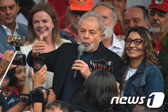석방된 뒤 발언하는 룰라 다 실바 전 브라질 대통령. © AFP=뉴스1
