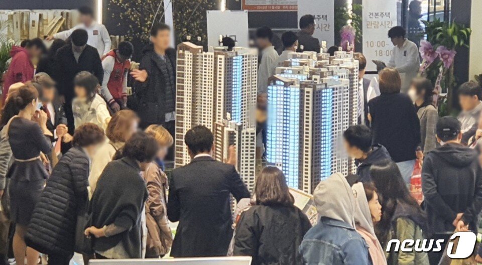 본문 이미지 - 지난 2019년 11월 인천으 ㅣ한 아파트 모델하우스에서 관람객들이 아파트 모형을 둘러보고 있다. 2019.11.8/ⓒ 뉴스1