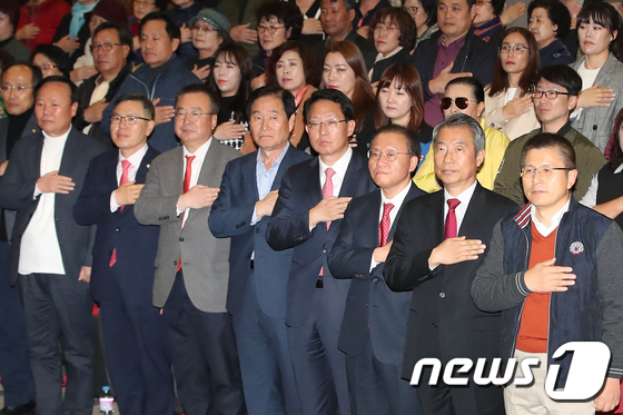 국민의례하는 황교안 대표와 자유한국당 의원들