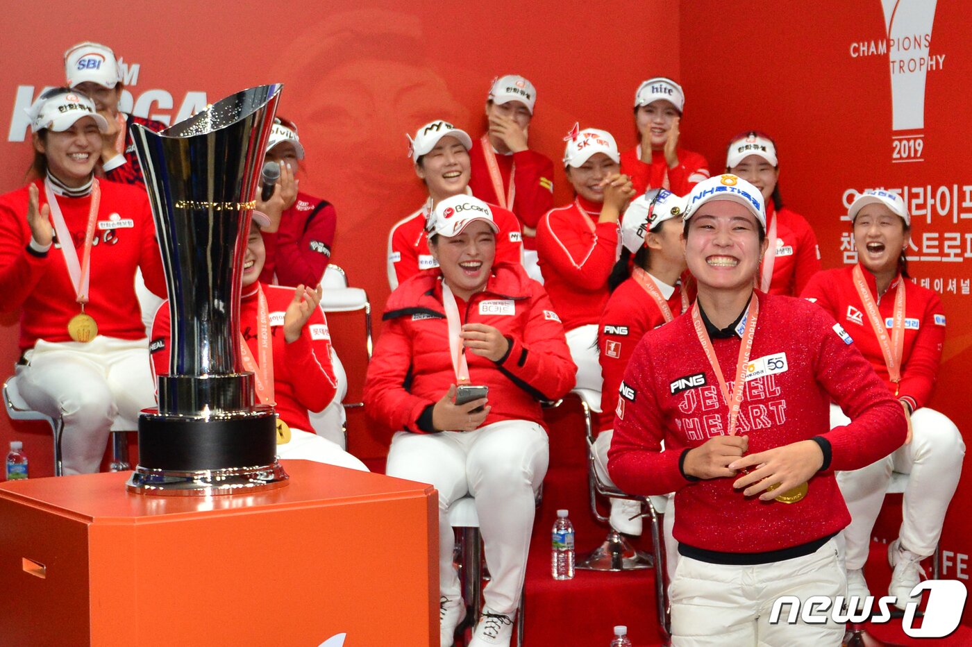 본문 이미지 - 팀KLPGA 박민지가 1일 경북 경주시 천군동 블루원 디아너스 C.C에서 열린 '2019 오렌지라이프 챔피언스트로피 박인비 인비테이셔널'에서 베스트 퍼포먼스 상을 수상한 후 기쁨의 춤 사위를 선보이고 있다. 올해 대회 우승은 팀KLPGA가 차지했다. 2019.12.1/뉴스1 ⓒ News1 최창호 기자