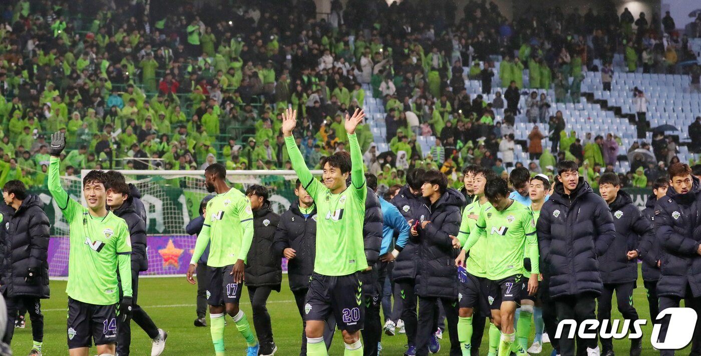 본문 이미지 - 1일 오후 전북 전주시 전주월드컵경기장에서 열린 '2019 하나원큐 K리그1' 전북현대 모터스와 강원FC의 최종전에서 1:0으로 승리한 전북현대 선수들이 팬들과 함께 우승의 기쁨을 만끽하고 있다. 2019.12.1/뉴스1 ⓒ News1 유경석 기자