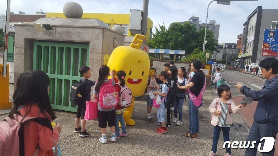 본문 이미지 - 금성출판사 푸르넷의 캐릭터 &#39;루루&#39;가 한 초등학교 앞에서 어린이와 만나 홍보활동을 하고 있다.&#40;금성출판사 제공&#41;ⓒ 뉴스1
