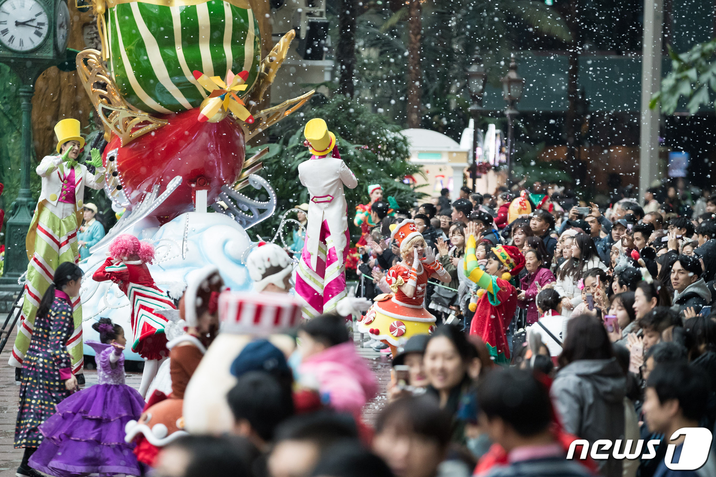 (서울=뉴스1) 민경석 기자 = 롯데월드 어드벤처가 겨울 시즌 축제의 하이라이트 '해피 크리스마스 퍼레이드' 공연을 시작한다고 10일 밝혔다.(롯데월드 제공) 2019.12.10/ …