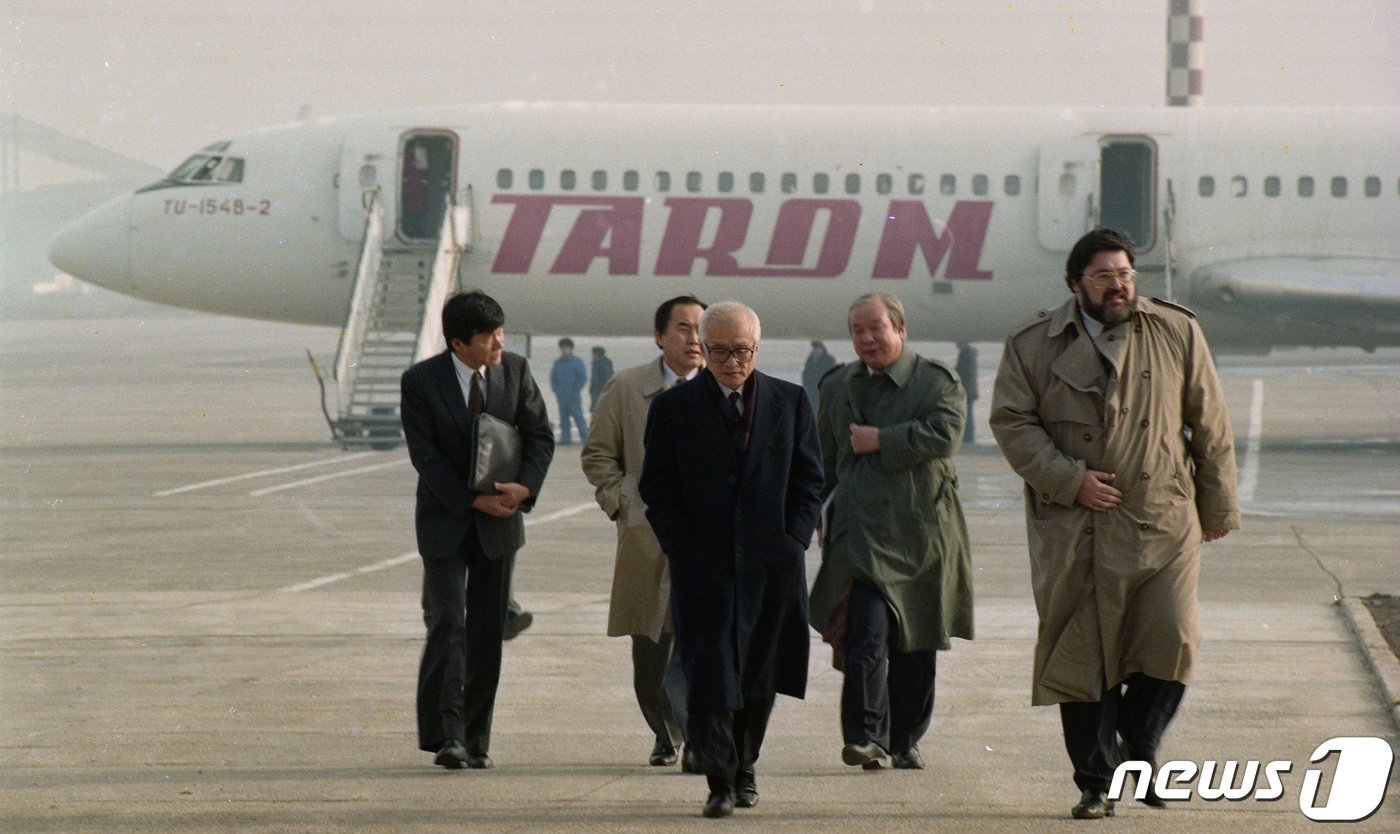 본문 이미지 - 김우중 전 대우그룹 회장이 9일 밤 11시50분 경기 수원 아주대병원에서 숙환으로 별세했다. 향년 83세. 고 김 전 회장은 지난해 이후 건강이 급속도로 악화돼 귀국 후 아주대 병원에서 통원 진료를 받았으나 올 하반기쯤부터 입원한 것으로 전해졌다. 장례는 가족장으로 치러질 예정이며 빈소는 아주대병원 장례식장 1호실에 차려진다. 사진은 생전 고 김 전 회장이 1997년즈음 루마니아 만길리아 조선소 사업장을 점검하기 위해 항공기에서 내려 공항에 들어서는 모습. &#40;대우세계경영연구회 제공&#41; 2019.12.10/뉴스1