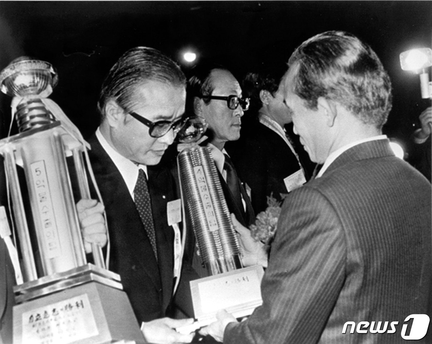 본문 이미지 - 김우중 전 대우그룹 회장이 9일 밤 11시50분 경기 수원 아주대병원에서 숙환으로 별세했다. 향년 83세. 고 김 전 회장은 지난해 이후 건강이 급속도로 악화돼 귀국 후 아주대 병원에서 통원 진료를 받았으나 올 하반기쯤부터 입원한 것으로 전해졌다. 장례는 가족장으로 치러질 예정이며 빈소는 아주대병원 장례식장 1호실에 차려진다. 사진은 생전 고 김 전 회장이 박정희 전 대통령으로부터 4억달러 수출탑을 받는 모습. &#40;대우세계경영연구회 제공&#41; 2019.12.10/뉴스1