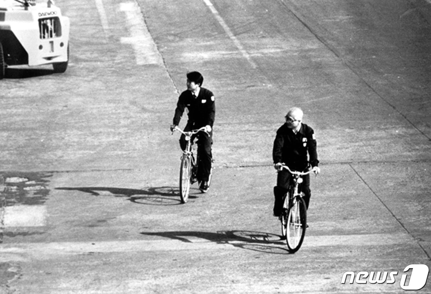 본문 이미지 - 김우중 전 대우그룹 회장이 9일 밤 11시50분 경기 수원 아주대병원에서 숙환으로 별세했다. 향년 83세. 고 김 전 회장은 지난해 이후 건강이 급속도로 악화돼 귀국 후 아주대 병원에서 통원 진료를 받았으나 올 하반기쯤부터 입원한 것으로 전해졌다. 장례는 가족장으로 치러질 예정이며 빈소는 아주대병원 장례식장 1호실에 차려진다. 사진은 생전 고 김 전 회장이 1988년께 대우조선해양 옥포조선소에서 자전거로 현장을 다니던 모습. &#40;대우세계경영연구회 제공&#41; 2019.12.10/뉴스1