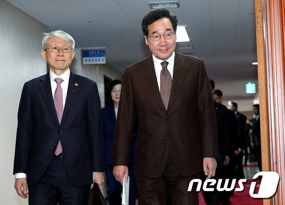 국무회의장 들어서는 이낙연 총리와 최기영 장관