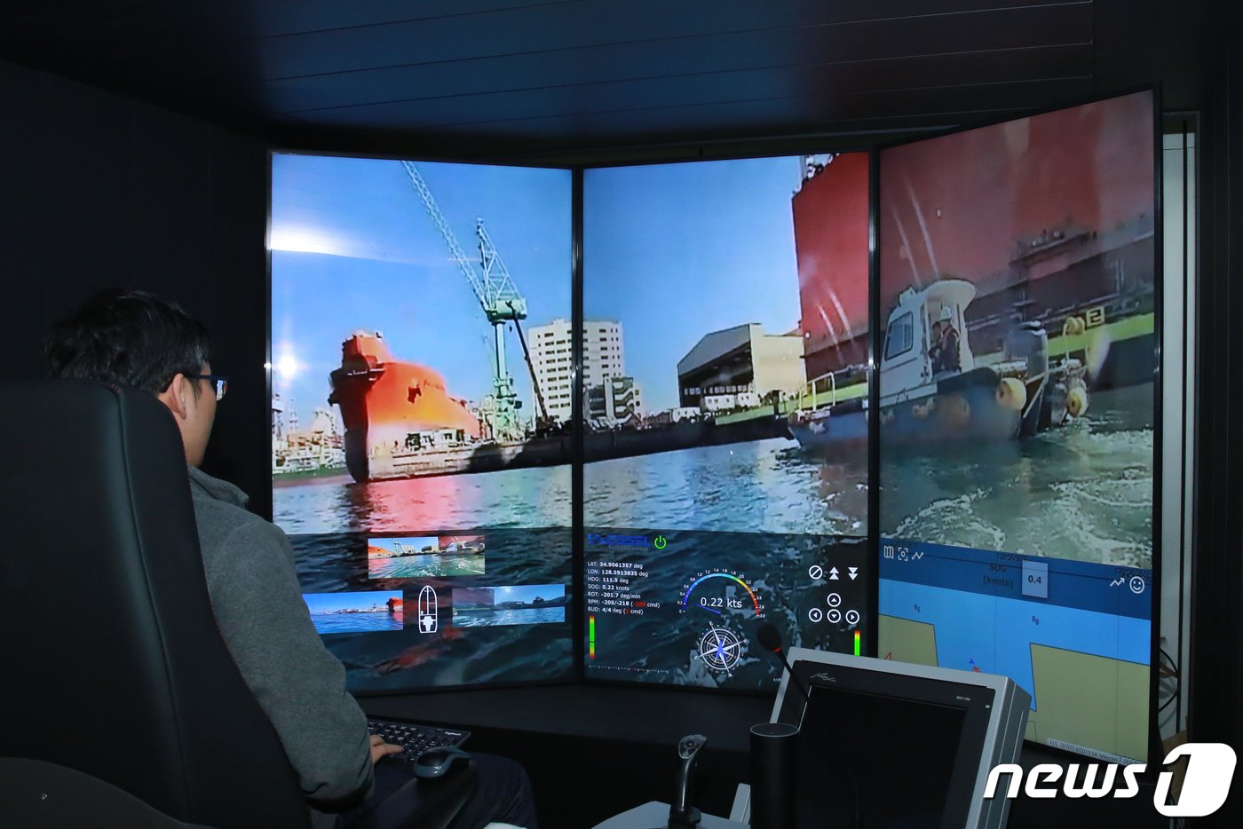 본문 이미지 - SK텔레콤이 삼성중공업 거제조선소 인근 해역에서 5G 기반의 원격관제가 가능한 모형선박의 시험 운항에 성공했다,&#40;SK텔레콤 제공&#41; 2019.12.10/뉴스1 ⓒ News1 민경석 기자