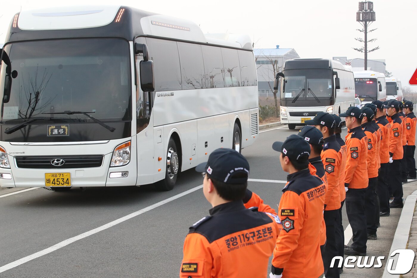 본문 이미지 - 10일 오전 대구 달성군 중앙119구조본부에서 열린 독도 소방헬기 추락사고 순직 소방항공대원 노제에서 동료 소방대원들이 운구행렬을 향해 마지막 인사를 하고 있다. 2019.12.10/뉴스1 ⓒ News1 공정식 기자