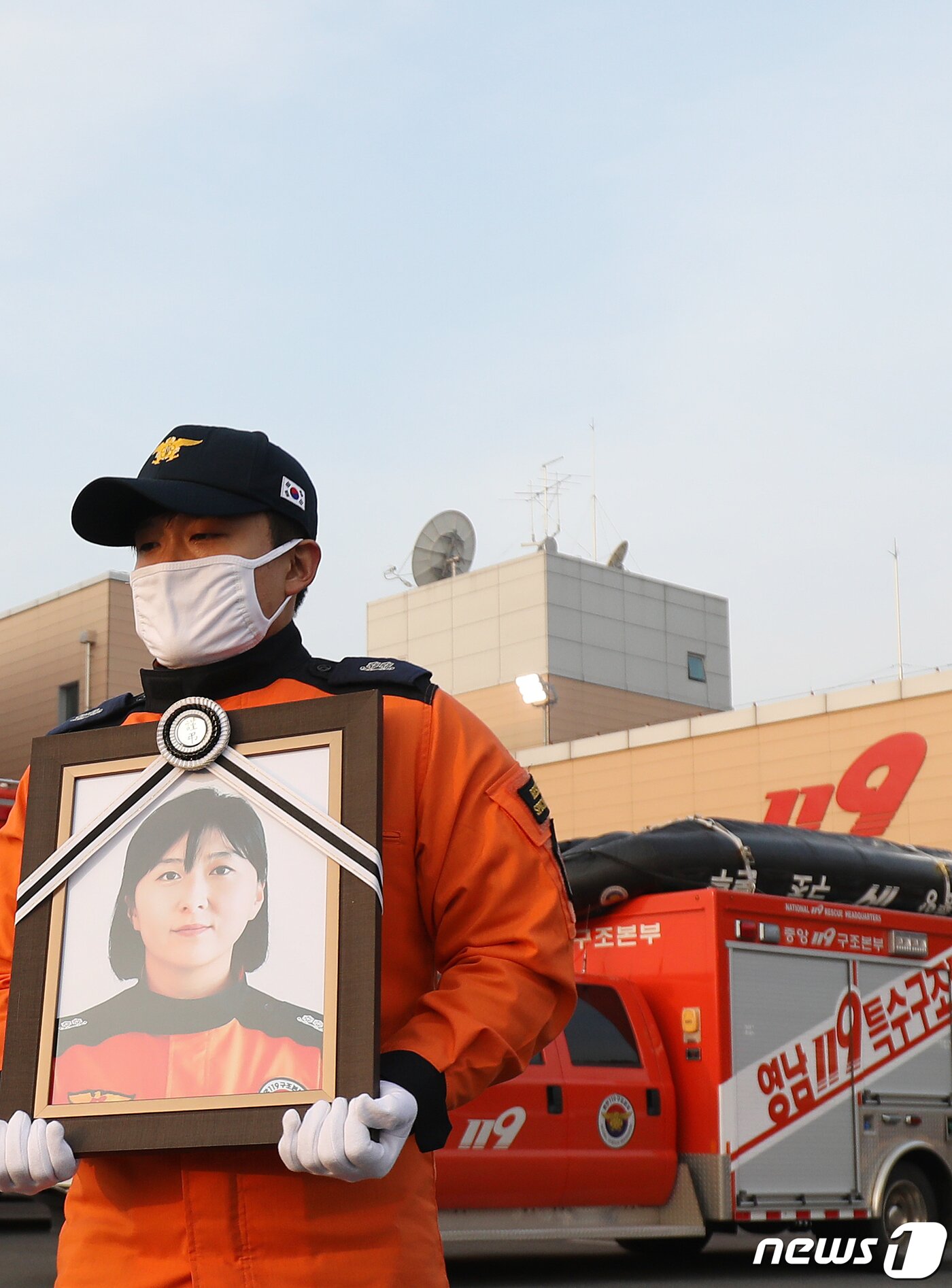 본문 이미지 - 10일 오전 대구 달성군 중앙119구조본부에서 열린 독도 소방헬기 추락사고 순직 소방항공대원 노제에서 故 박단비 대원의 영정과 함께 유가족들이 박 대원의 생전 근무지를 떠나고 있다. 2019.12.10/뉴스1 ⓒ News1 공정식 기자