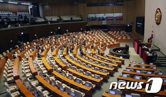 '국회 본회의 열리나?'...자리잡은 민주당VS자리 비운 한국당