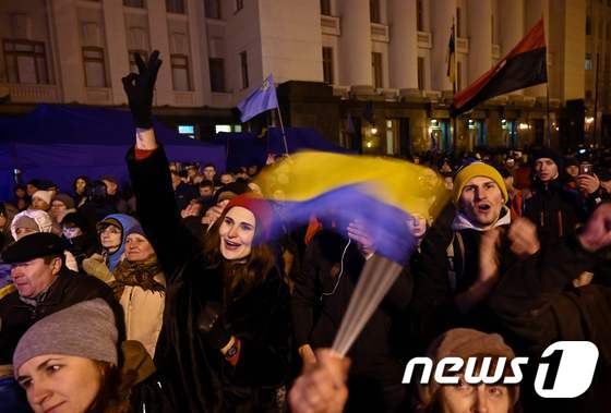 [사진] \'노르망디 4자 회담’ 결과 기다리는 우크라 국민들