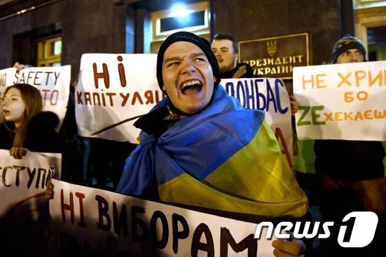 [사진] 거리로 나온 우크라 시민들 “러에 항복하지 말라”