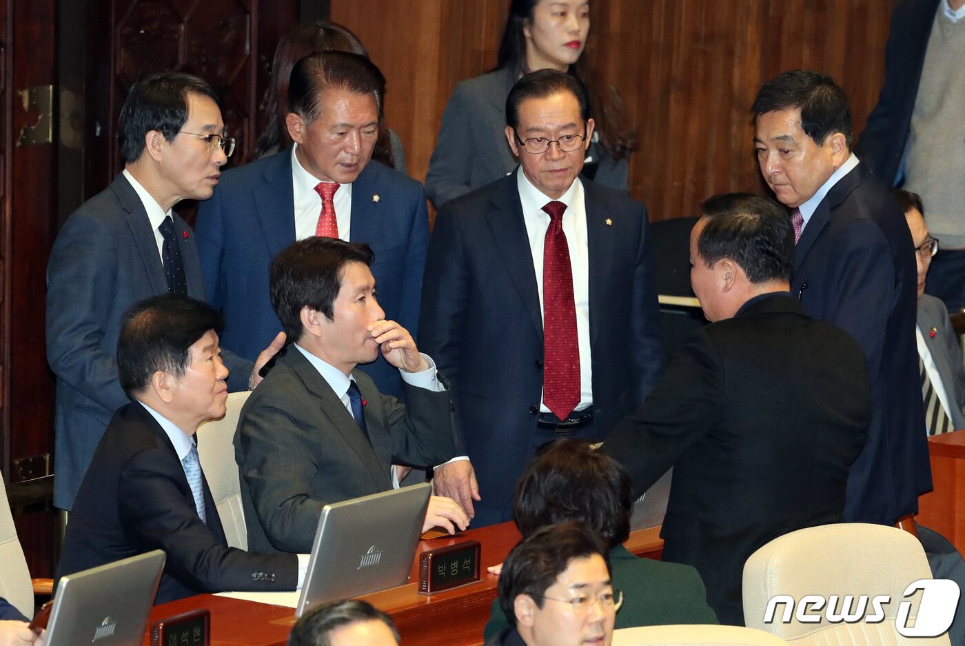 본문 이미지 - 심재철 자유한국당 원내대표, 김재원 정책위의장, 이종배 예결위 자유한국당 간사가 10일 서울 여의도 국회 본회의장에서 열린 371회 정기국회 12차 본회의에서 이인영 더불어민주당 원내대표를 찾아가 이야기를 나누고 있다. 2019.12.10/뉴스1 ⓒ News1 이종덕 기자
