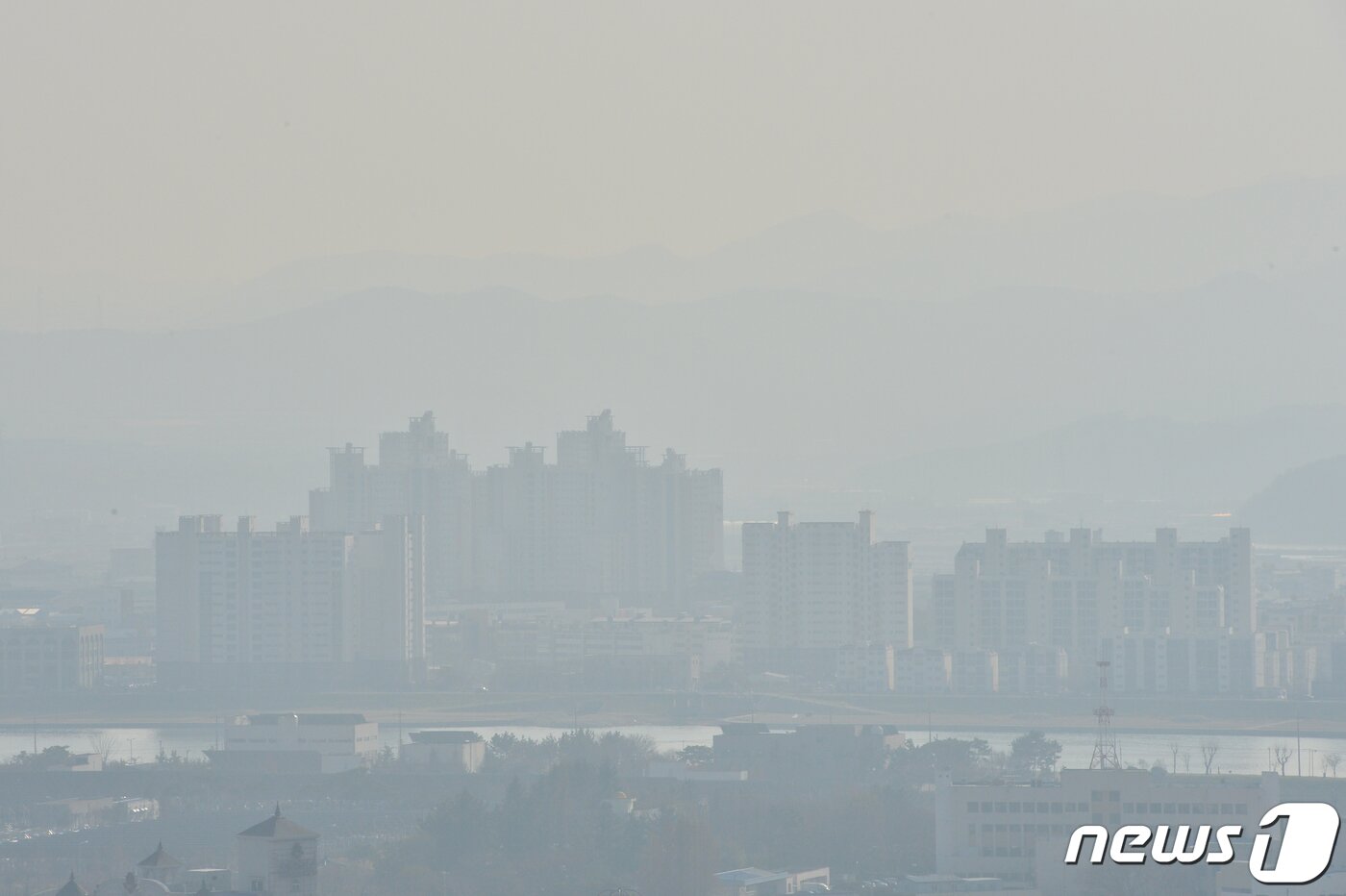 본문 이미지 - 중국발 스모그의 영향으로 경북 포항시 전역이 희뿌연 초미세먼지에 덮힌 10일 오후 평소 손에 잡힐 듯 가까운 거리에 있던 남구 대송면 운제산이 먼지에 가려 희미하게 보이고 있다. 포항 초미세먼지 농도는 87㎍/㎥로 나쁨 수준이다. 2019.12.10/뉴스1 ⓒ News1 최창호 기자