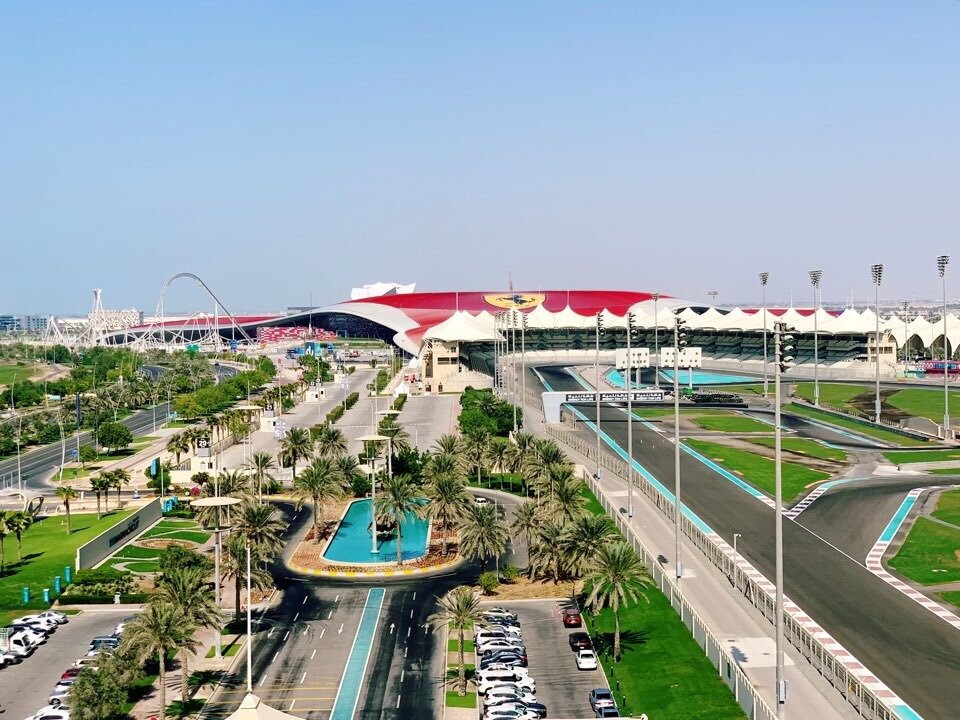 본문 이미지 - 야스 마리나 서킷에서 바라본 페라리월드ⓒ 뉴스1