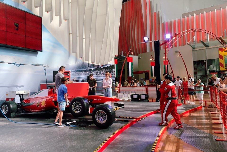 본문 이미지 - F1 경주용 차량 바퀴를 갈아볼 수 있는 정비 요원이 되어볼 수 있는 체험 프로그램 ⓒ 뉴스1