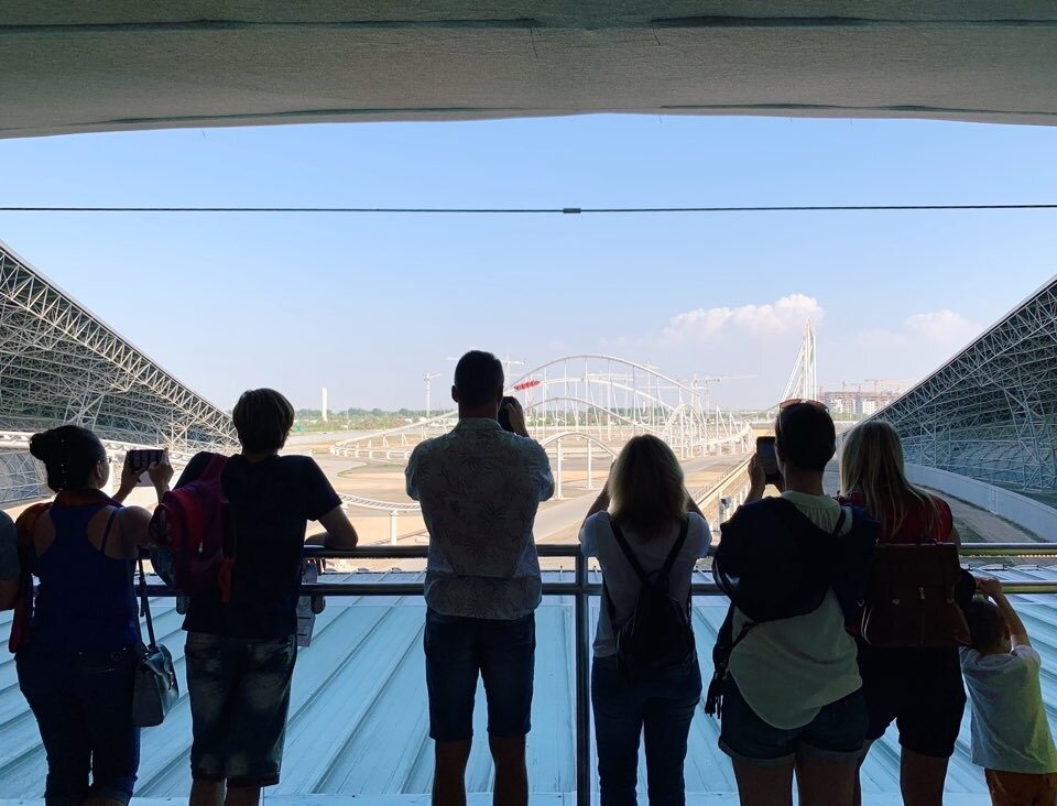 본문 이미지 - 세계에서 가장 빠른 롤러코스터인 포뮬라 로사를 구경하고 있는 사람들ⓒ 뉴스1