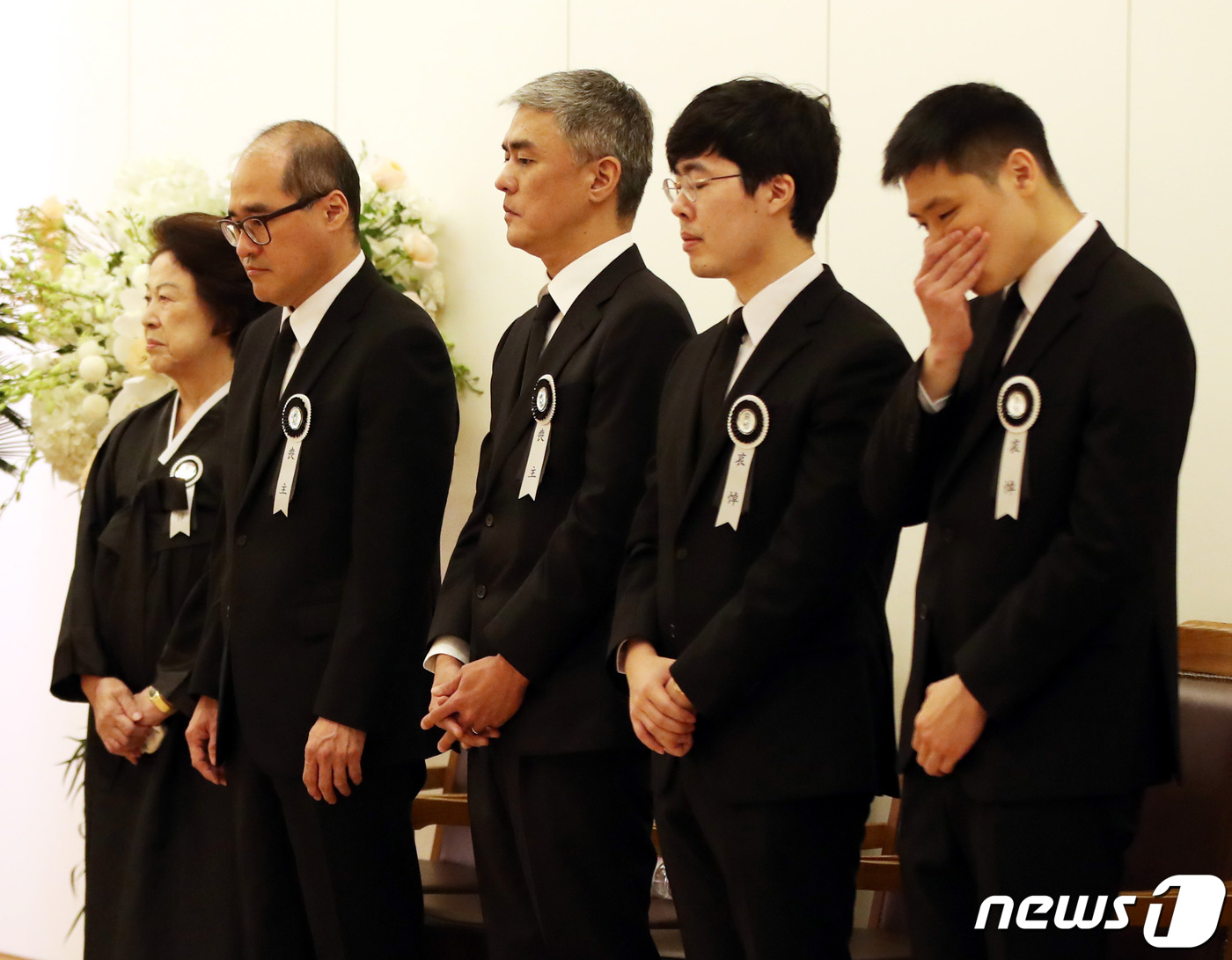 (수원=뉴스1) 조태형 기자 = 김우중 전 대우그룹 회장 빈소가 마련된 경기 수원시 아주대병원 장례식장에서 10일 오전 부인 정희자(전 힐튼호텔 회장), 장남 김선협(아도니스 부회 …