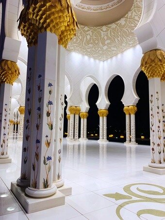 본문 이미지 - 기둥에도 화려한 꽃의 타일이 타일이 붙어 있다ⓒ 뉴스1