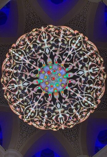 본문 이미지 - 2톤에 달하는 스와로브스키 크리스털로 장식된 샹들리에ⓒ 뉴스1