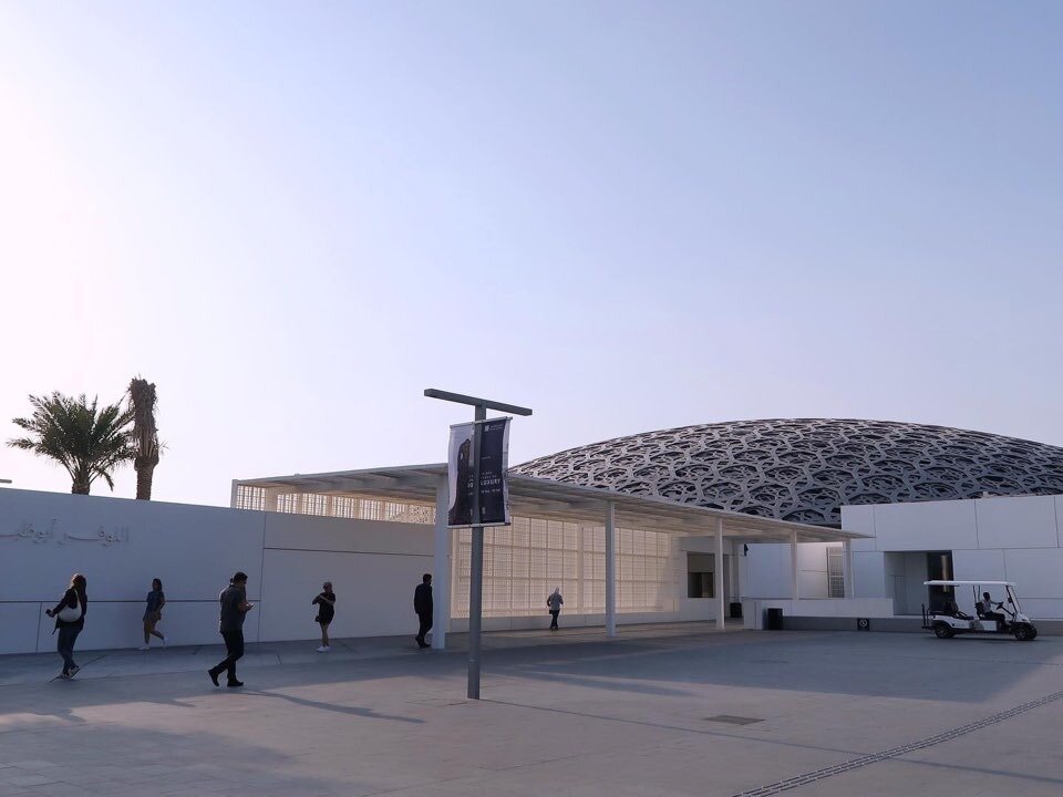 본문 이미지 - 현대적인 돔형식으로 만들어진 루브르 아부다비ⓒ 뉴스1