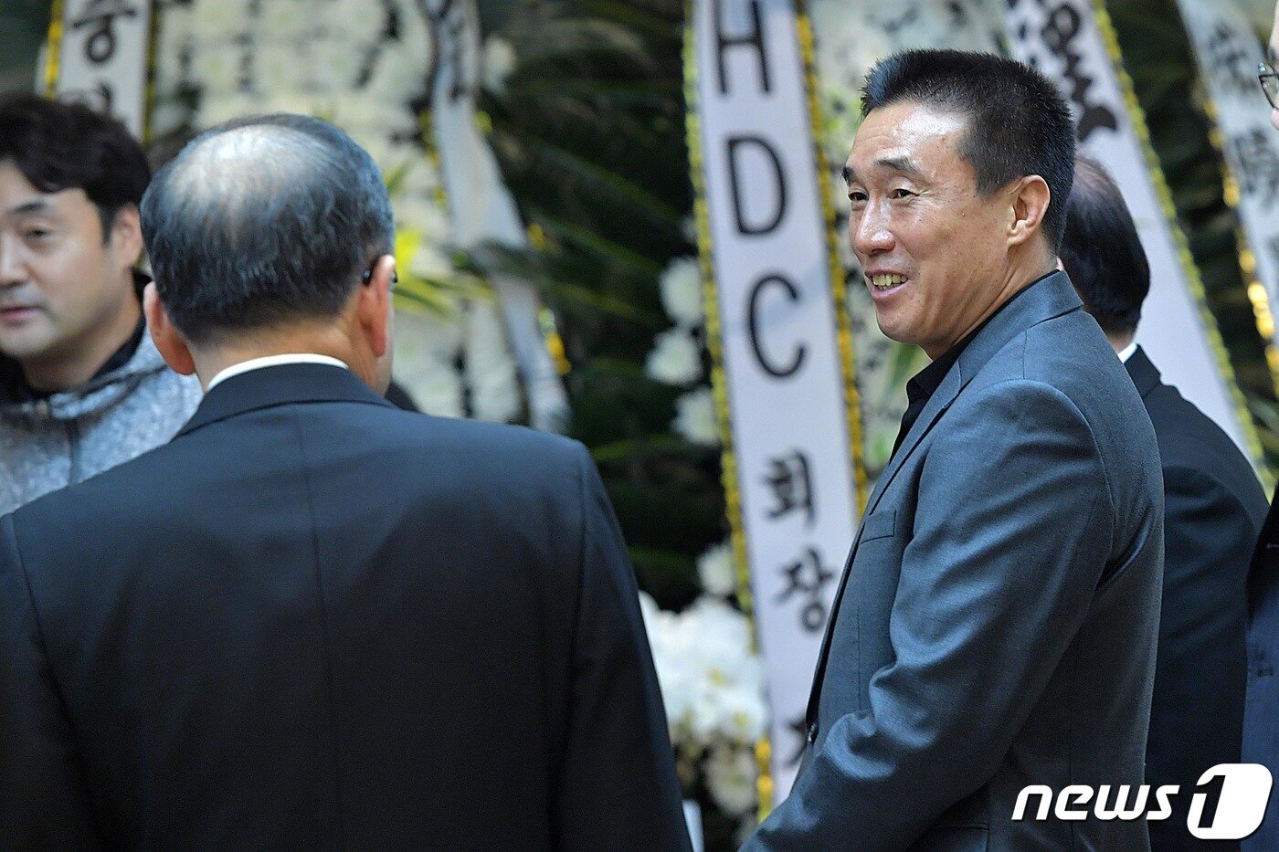 본문 이미지 - 하석주 아주대학교 축구부 감독이 지난 10일 오전 경기도 수원시 아주대병원 장례식장에 고 김우중 전 대우그룹 회장의 빈소를 찾아 조문한 뒤 발걸음을 옮기고 있다. 2019.12.10/뉴스1 ⓒ News1 조태형 기자