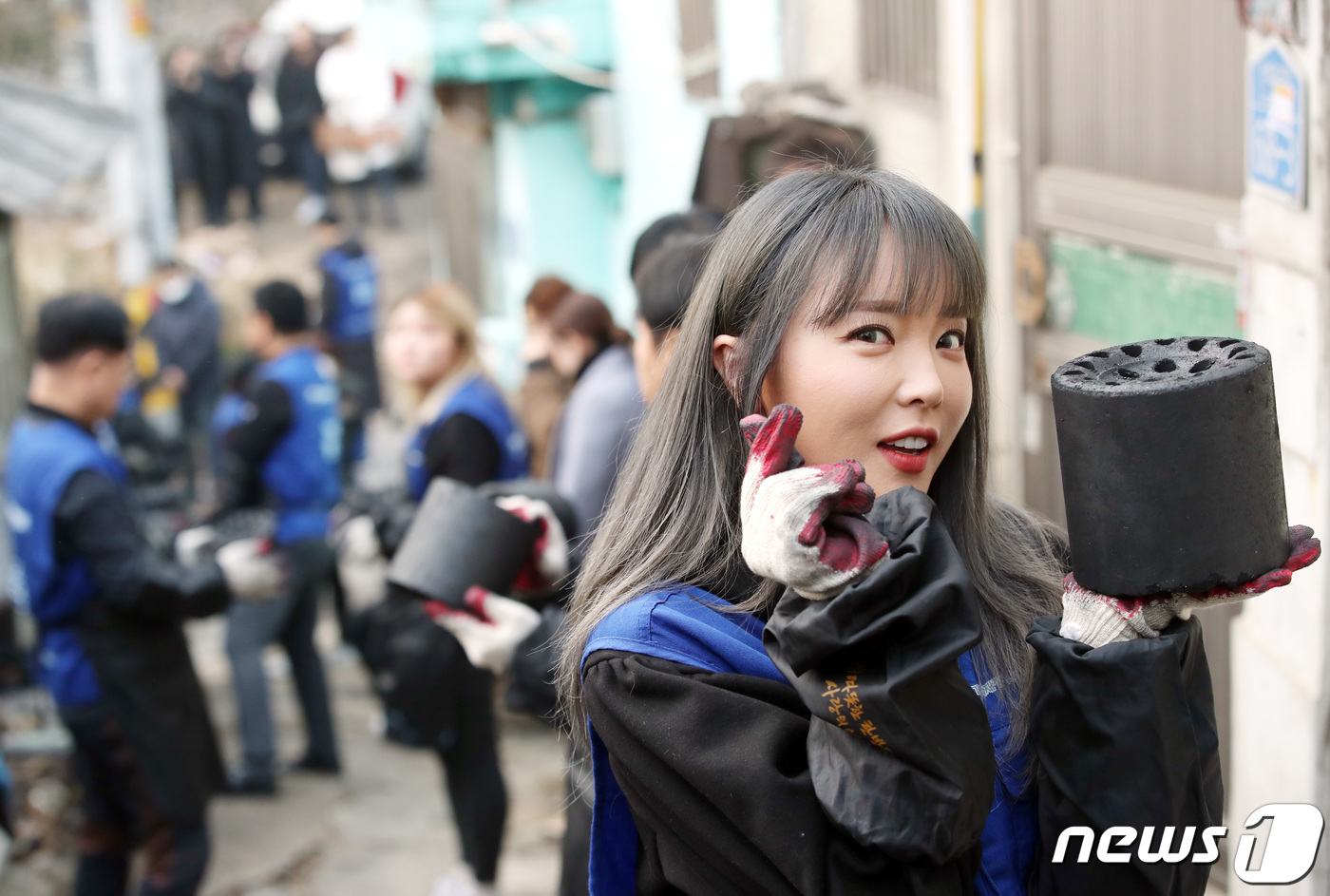 (서울=뉴스1) 권현진 기자 = 가수 홍진영이 10일 서울 노원구 상계동 주거환경개선지구에서 열린 제12기 행복공감봉사단 4차 봉사활동에 참석해 사랑의 연탄을 들고 행복한 미소를 …