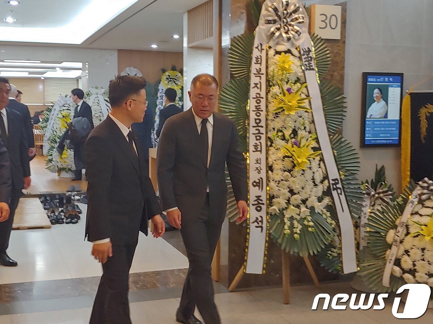 본문 이미지 - 정의선 현대차그룹 수석부회장이 10일 오후 서울 송파구 아산병원 장례식장에 마련된 박용만 대한상의 회장 장모상 상가를 찾아 조문을 마치고 나오고 있다. 2019.12.10/뉴스1 ⓒ News1 권구용 기자ⓒ 뉴스1