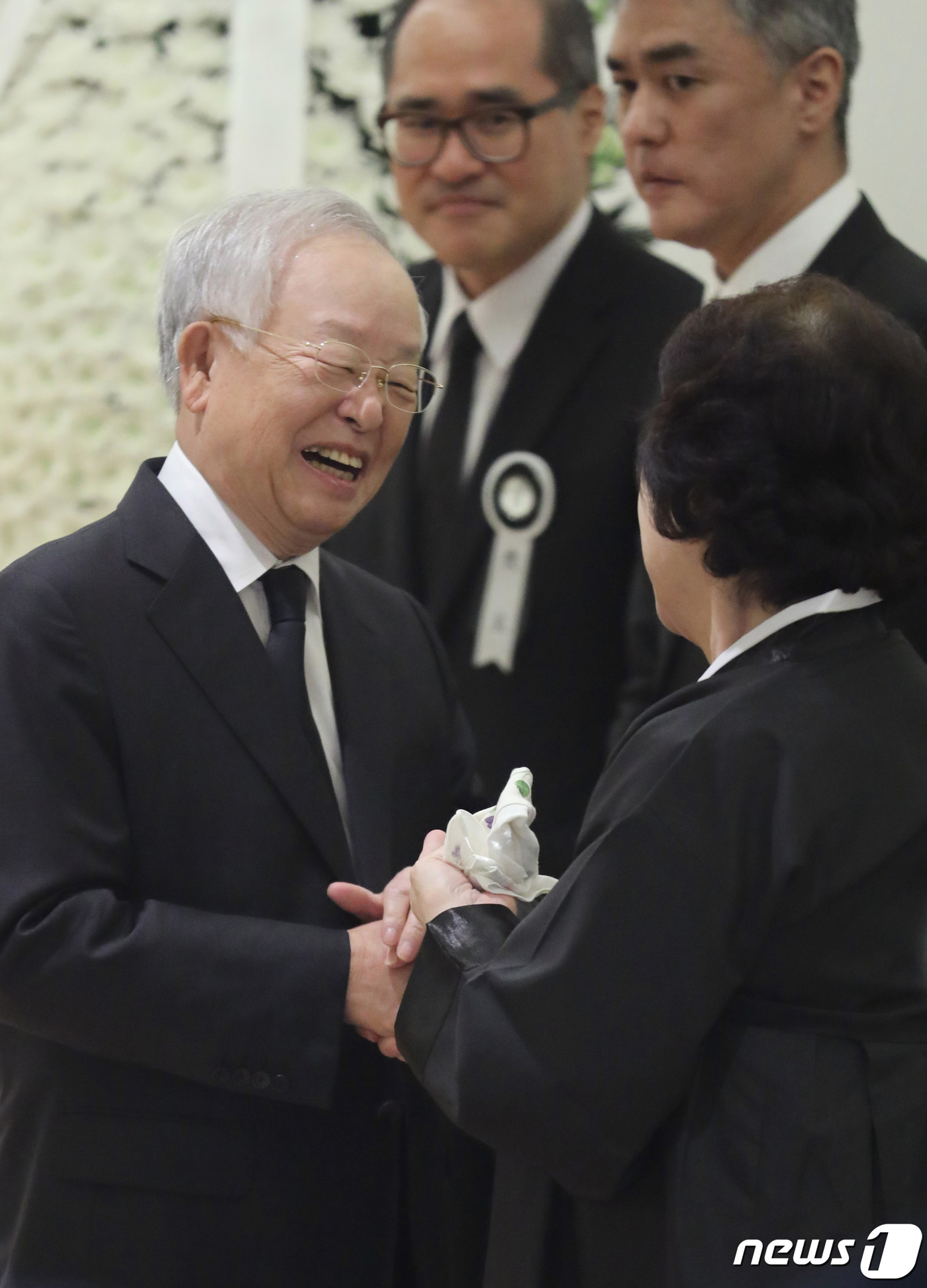 (수원=뉴스1) 조태형 기자 = 손경식 한국경영자총협회장 겸 CJ그룹 대표이사 회장이 10일 오후 경기 수원시 아주대학교병원 장례식장에 마련된 故 김우중 전 대우그룹 회장의 빈소를 …