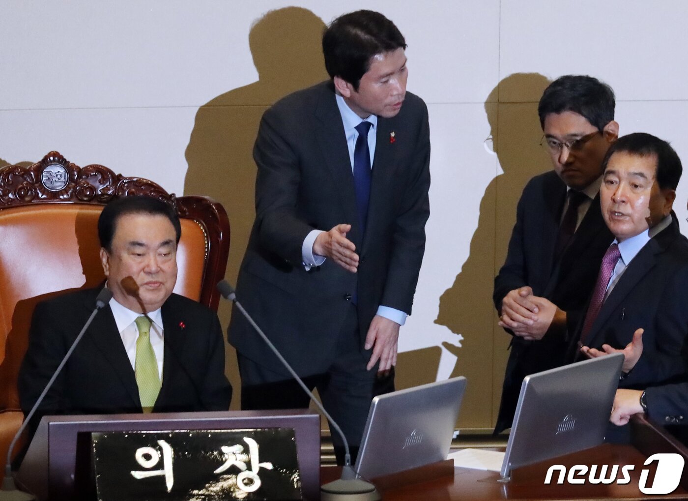 본문 이미지 - 문희상 국회의장·이인영 더불어민주당·심재철 자유한국당·오신환 바른미래당 원내대표가 10일 서울 여의도 국회 본회의장에서 열린 제371회국회(정기회) 제12차 본회의에서 2020년도 예산안 상정을 두고 대화를 하고 있다. 2019.12.10/뉴스1 ⓒ News1 김명섭 기자