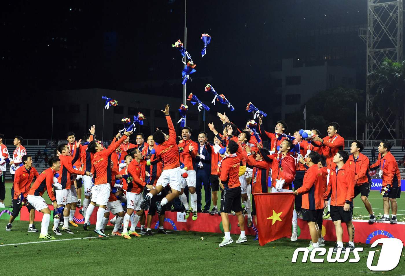 본문 이미지 - 박항서 감독이 이끄는 베트남 22세 이하 축구대표팀이 마닐라에서 열린 동남아시안게임에서 인도네시아를 꺾고 60년 만의 우승을 한 뒤 선수들이 기뻐하고 있다. ⓒ AFP=뉴스1 ⓒ News1 우동명 기자