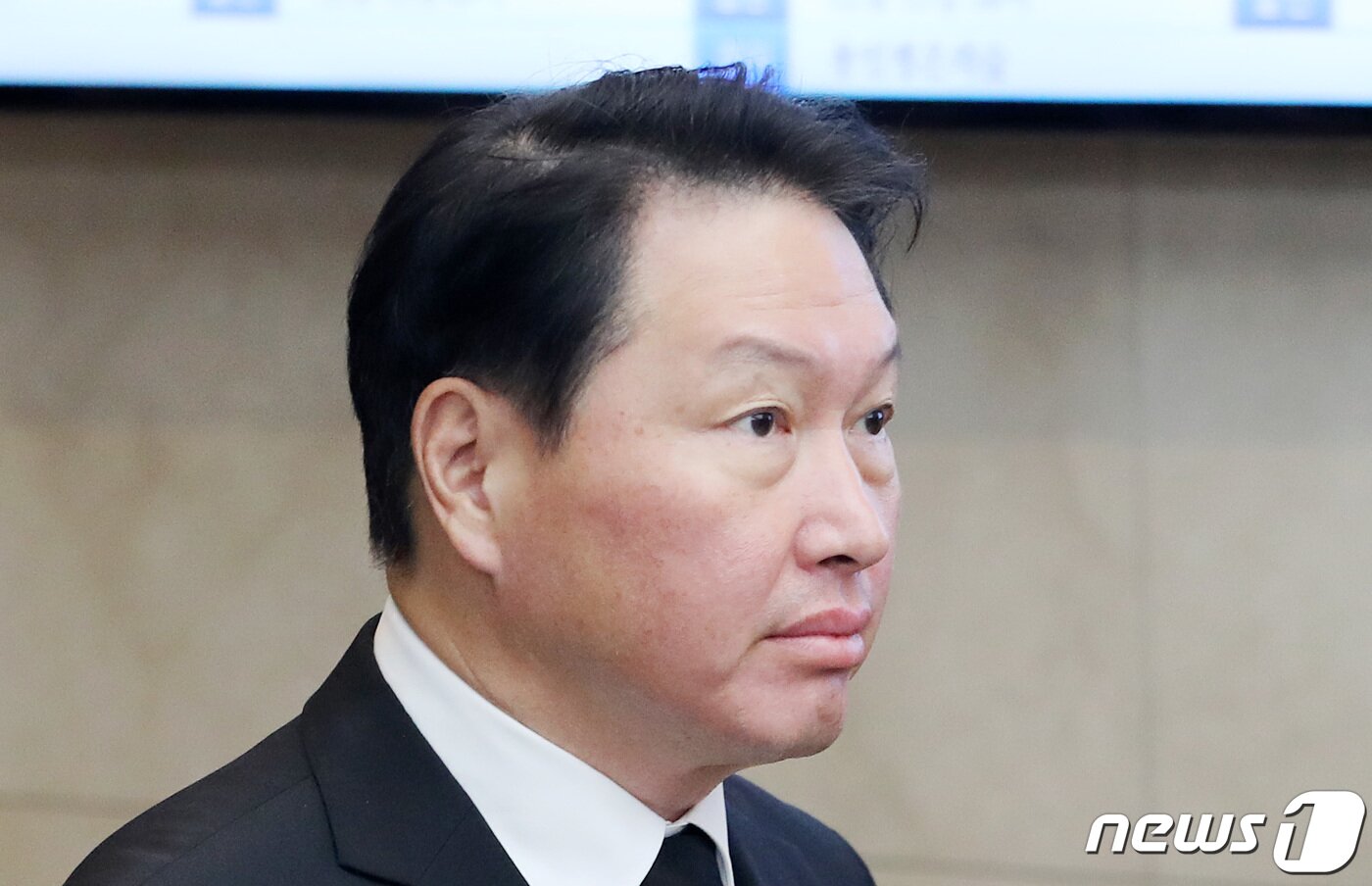 본문 이미지 - 최태원 SK 대표이사 회장이 11일 오전 경기도 수원시 아주대병원 장례식장에 마련된 고(故) 김우중 전 대우그룹 회장의 빈소에 조문을 위해 들어가고 있다. 2019.12.11/뉴스1 ⓒ News1 조태형 기자