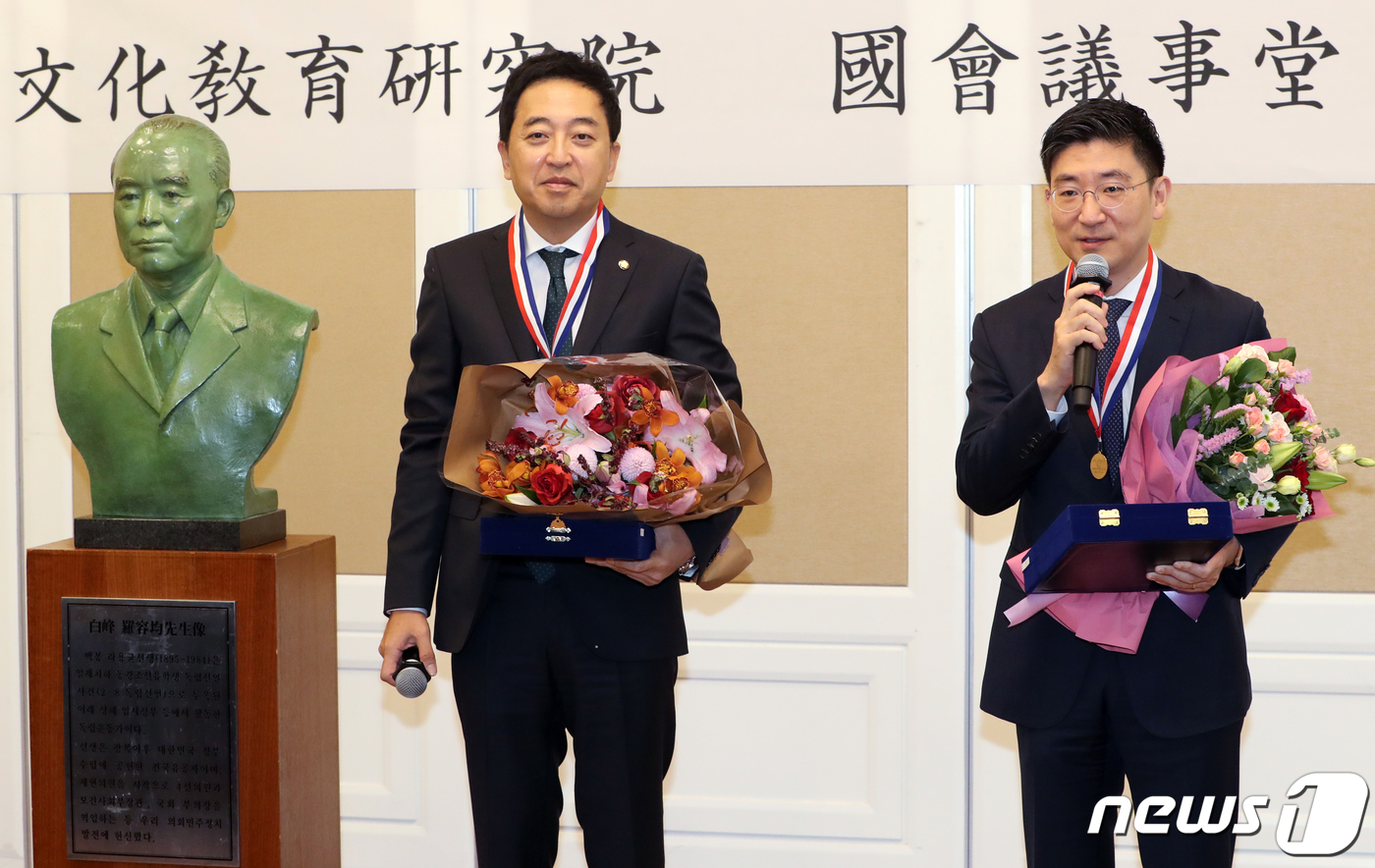 (서울=뉴스1) 이종덕 기자 = 11일 서울 여의도 국회 귀빈식당에서 열린 제21회 백봉신사상 시상식에서 대상을 수상한 김세연 자유한국당 의원이 수상소감을 말하고 있다.  왼쪽은 …