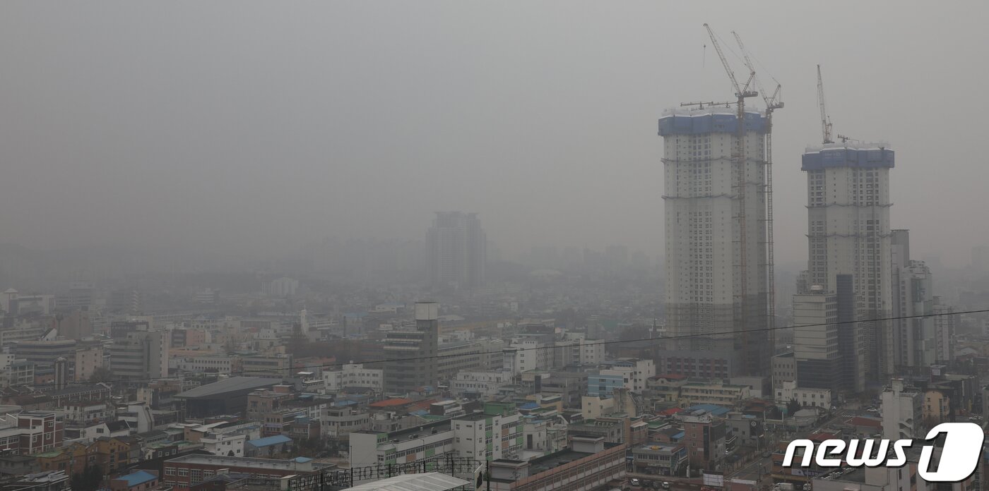 본문 이미지 - 11일 오후 충북 청주시 상당구 수암골 전망대에서 바라본 청주시가 미세먼지로 뿌옇게 변해있다. 이날 충북 전역에 초미세먼지 주의보가 내려졌고 미세먼지 비상저감조치가 이틀째 이어지고 있다. 2019.12.11/뉴스1 ⓒ News1 김용빈 기자