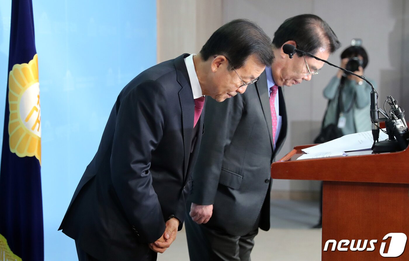 본문 이미지 - 원혜영·백재현 더불어민주당 의원이 11일 서울 여의도 국회 정론관에서 21대 총선 불출마 선언 기자회견을 하며 허리숙여 인사하고 있다. 원혜영 의원은 "20대 국회를 끝으로 30년 가까운 정치인생을 마무리 하고자 한다＂며, ＂우리 정치와 국회는 물갈이로 새로와질수 없기 때문에, 저의 불출마가 물갈이론의 재료로 쓰이지 않기를 바란다＂고 말했다. 2019.12.11/뉴스1 ⓒ News1 이종덕 기자