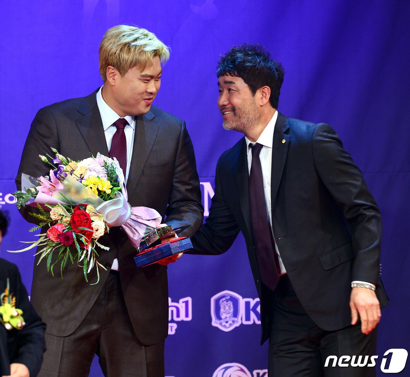 본문 이미지 - 류현진(왼쪽)과 한용덕 전 한화 이글스 감독. (동아일보 제공)2019.12.11/뉴스1