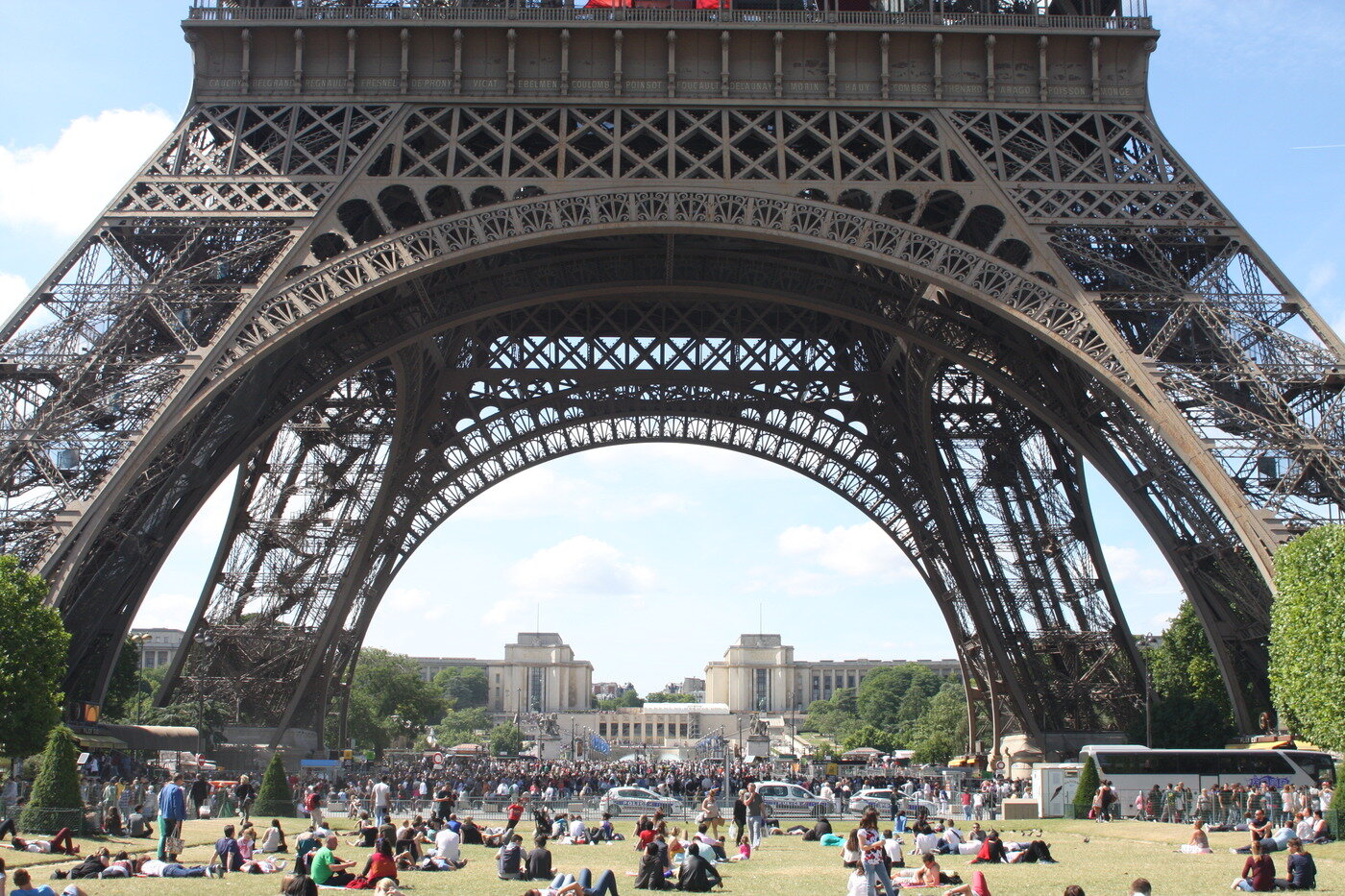 본문 이미지 - '상 드 마르' 광장에서 본 에펠탑 기둥과 2층. 조성관 작가 제공