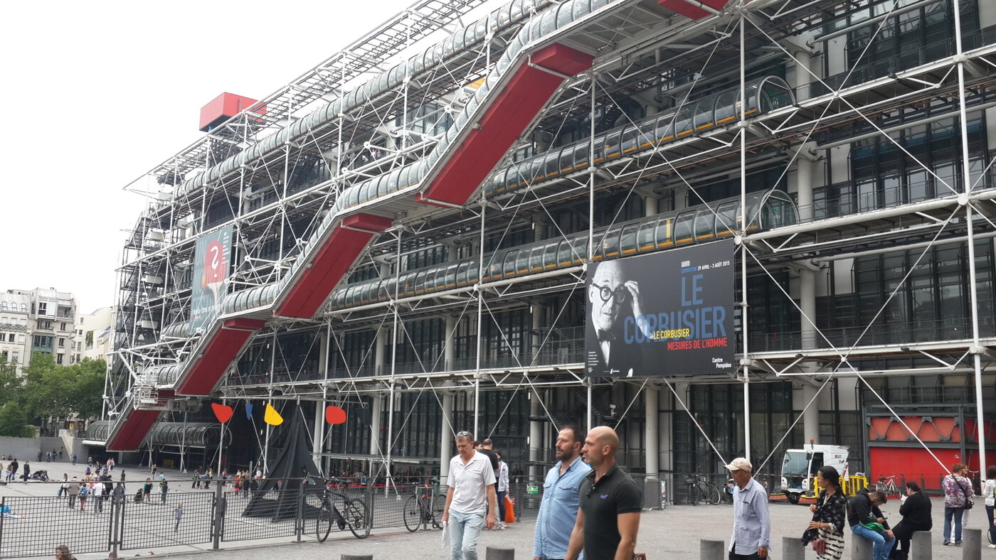 본문 이미지 - 퐁피두센터의 전면부. 외벽에 노출된 에스컬레이터가 보인다. 조성관 작가 제공