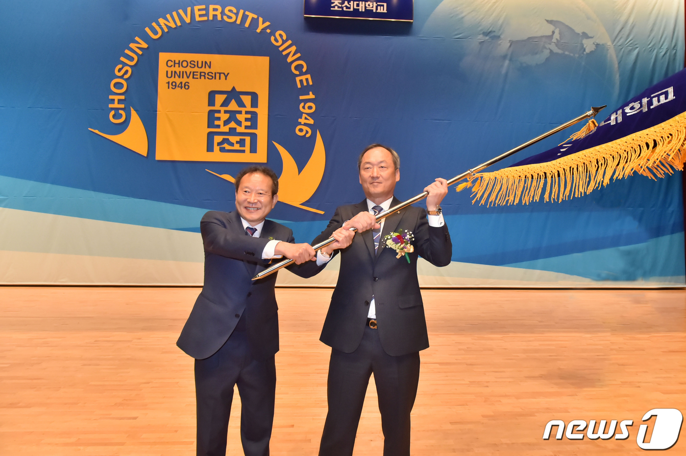 (광주=뉴스1) 박준배 기자 = 11일 오전 조선대학교 해오름관 대강당에서 열린 민영돈 제17대 총장 취임식에서 박관석 조선대 법인 이사장과 민 총장이 교기를 흔들고 있다. (조선 …