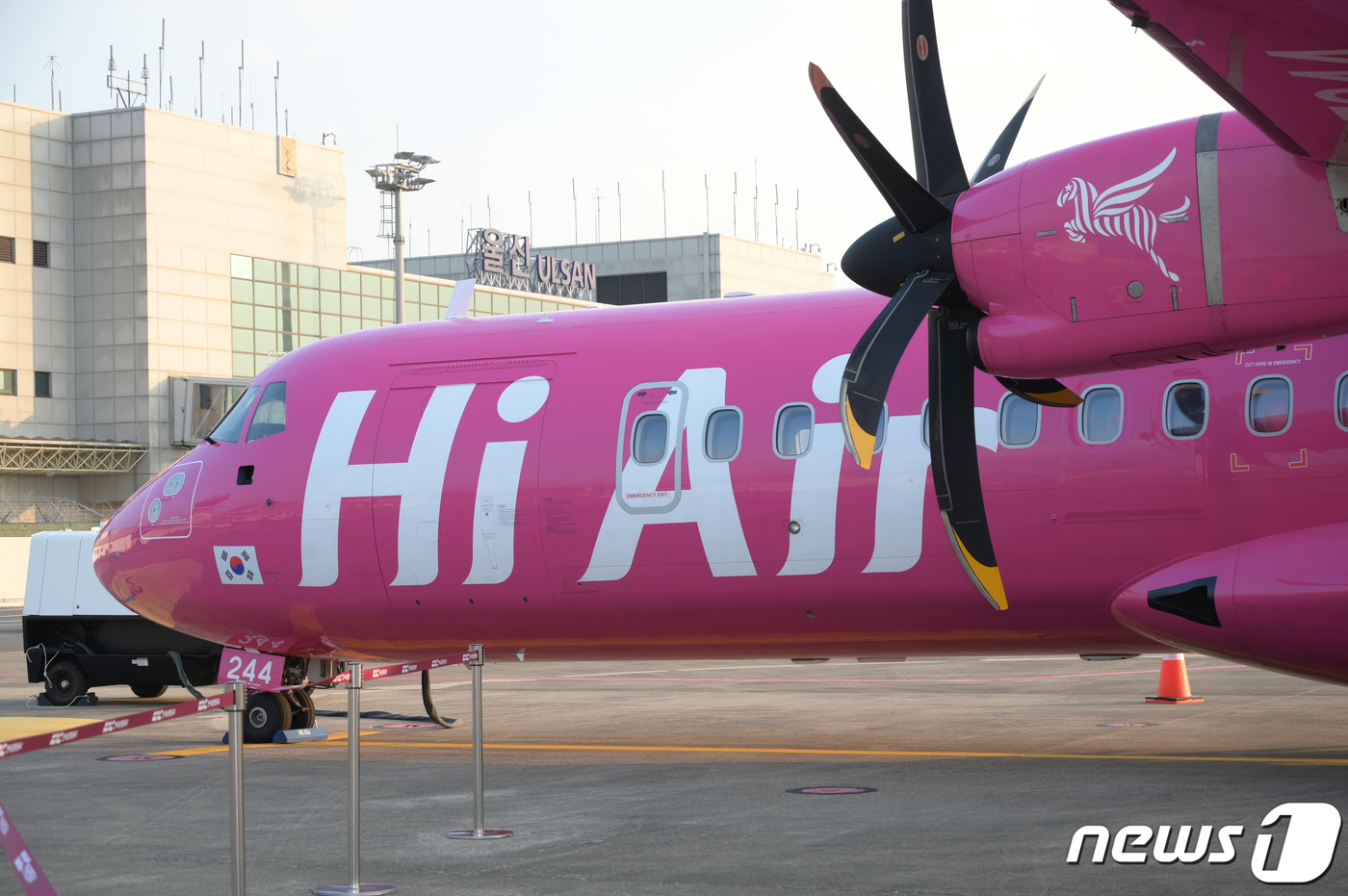 (울산=뉴스1) 윤일지 기자 = 11일 오후 울산공항에서 '하이에어(Hi Air)' 취항식이 열린 가운데 하이에어의 터보프롭(터보제트에 프로펠러를 장착한 항공기용 제트엔진) ATR …