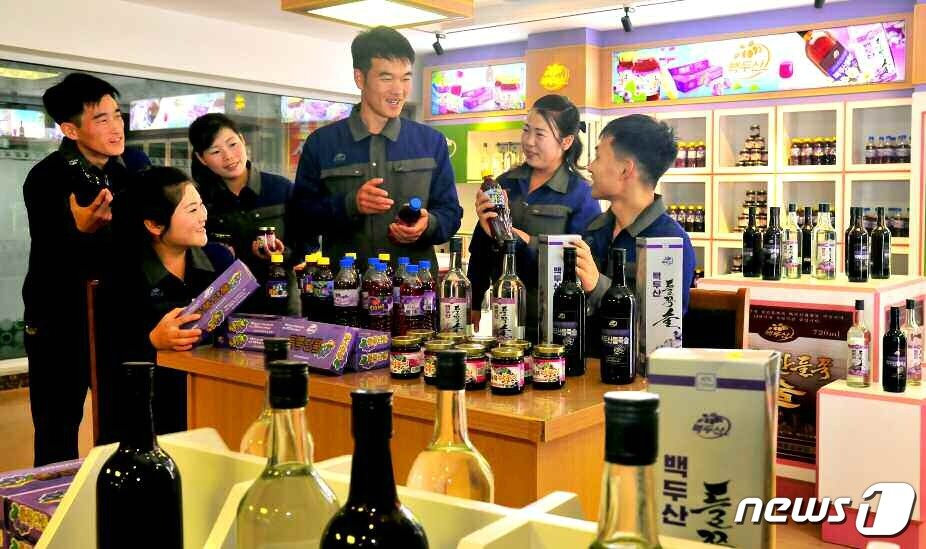 본문 이미지 - (평양 노동신문=뉴스1) = 북한 노동신문에 보도된 백두산 들쭉술의 모습. 기사와 직접적인 연관 없음.  [국내에서만 사용가능. 재배포 금지. For Use Only in the Republic of Korea. Redistribution Prohibited] rodongphoto@news1.kr