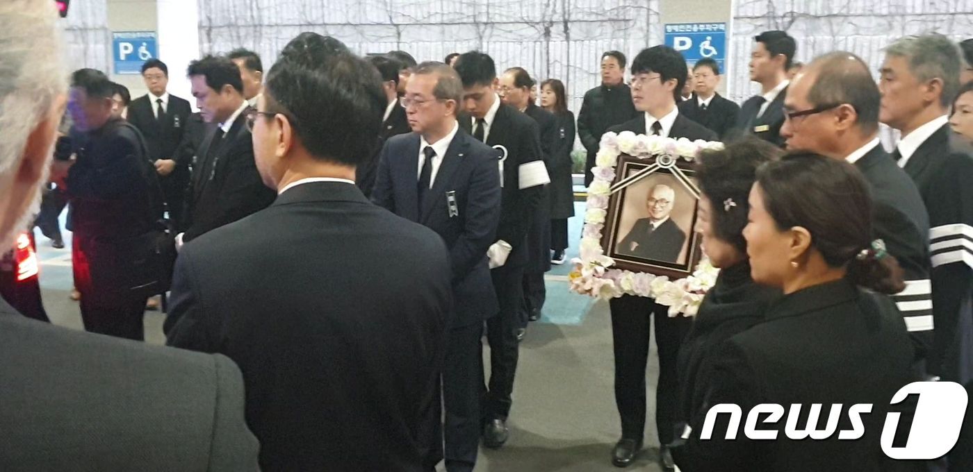 본문 이미지 - 고(故) 김우중 전 대우그룹 회장의 발인과 영결식이 12일 오전 수원 영통구 아주대 병원에서 열렸다. 2019.12.12/뉴스1 ⓒ News1 이비슬 기자