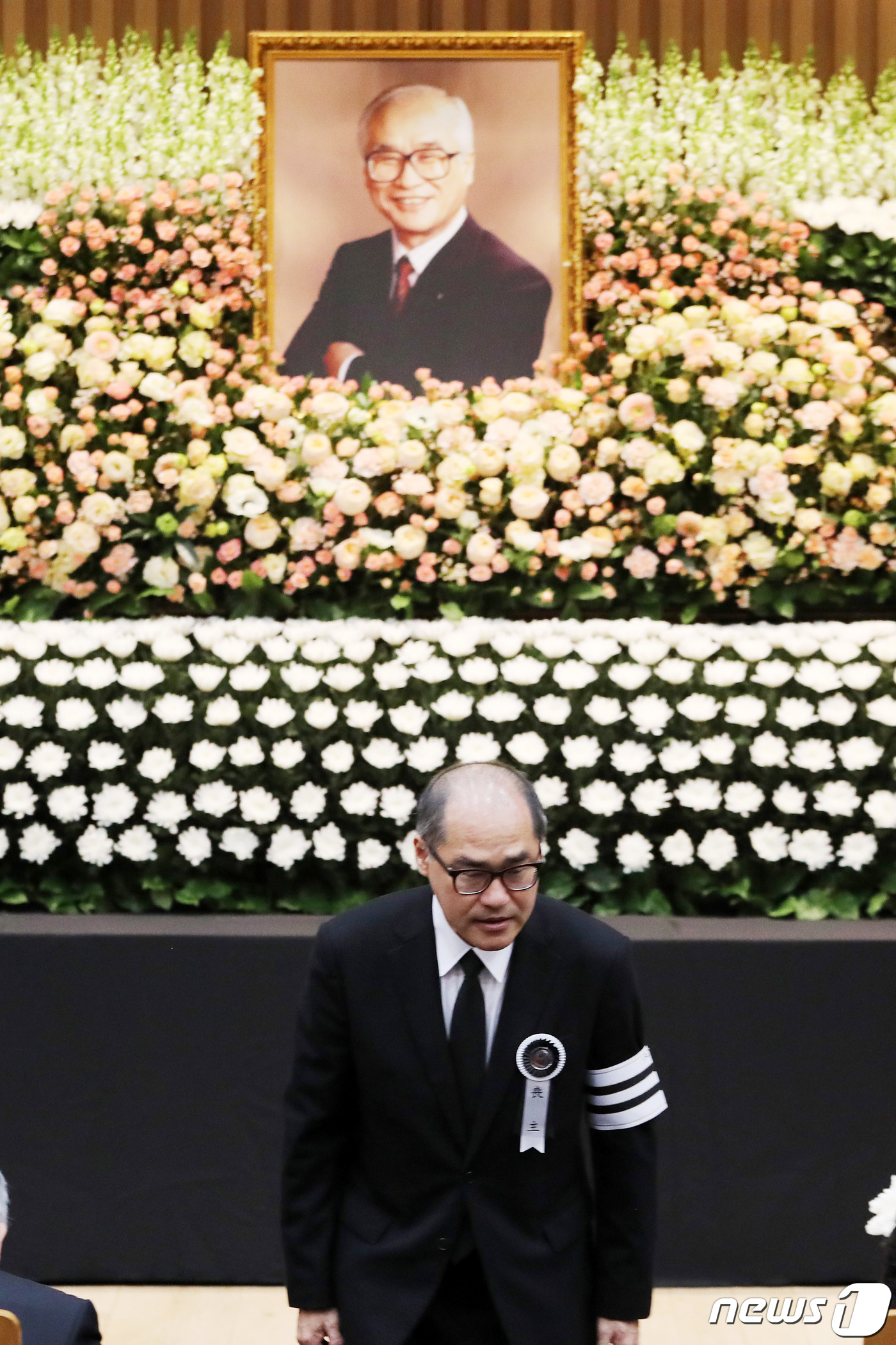 (수원=뉴스1) 조태형 기자 = 12일 오전 경기도 수원시 아주대병원 별관에서 엄수된 故 김우중 전 대우그룹 회장의 영결식에서 김 전 회장의 장남인 김선협씨가 인사를 마치고 단상을 …