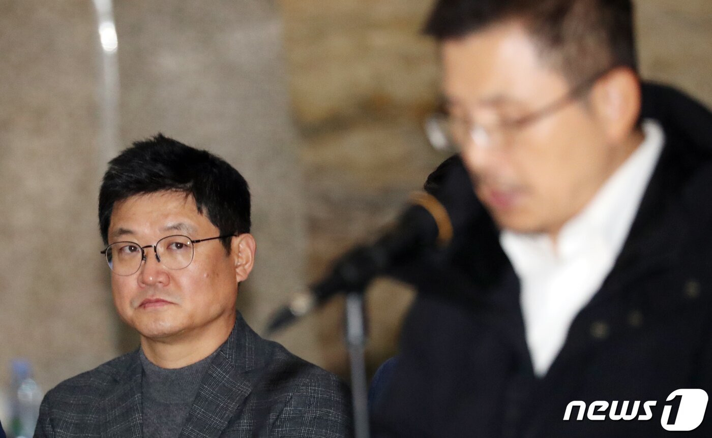 본문 이미지 - 성동규 전 여의도연구원장이 지난해 12월12일 서울 여의도 국회 본회의장 앞에서 열린 최고위원회의에서 황교안 전 대표의 발언을 듣고 있다. 2019.12.12/뉴스1 ⓒ News1 김명섭 기자