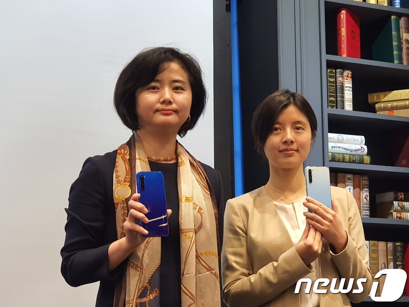 본문 이미지 - 샤오미 홍미노트8T를 소개하는 정승희 지모비코리아 대표(왼쪽)과 버지니아 쉬 샤오미 PR 매니저 2019.12.12./뉴스1 ⓒ News1 김정현 기자