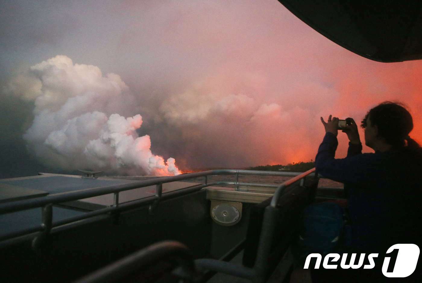 본문 이미지 - 화산 관광 <자료 사진> ⓒ AFP=뉴스1