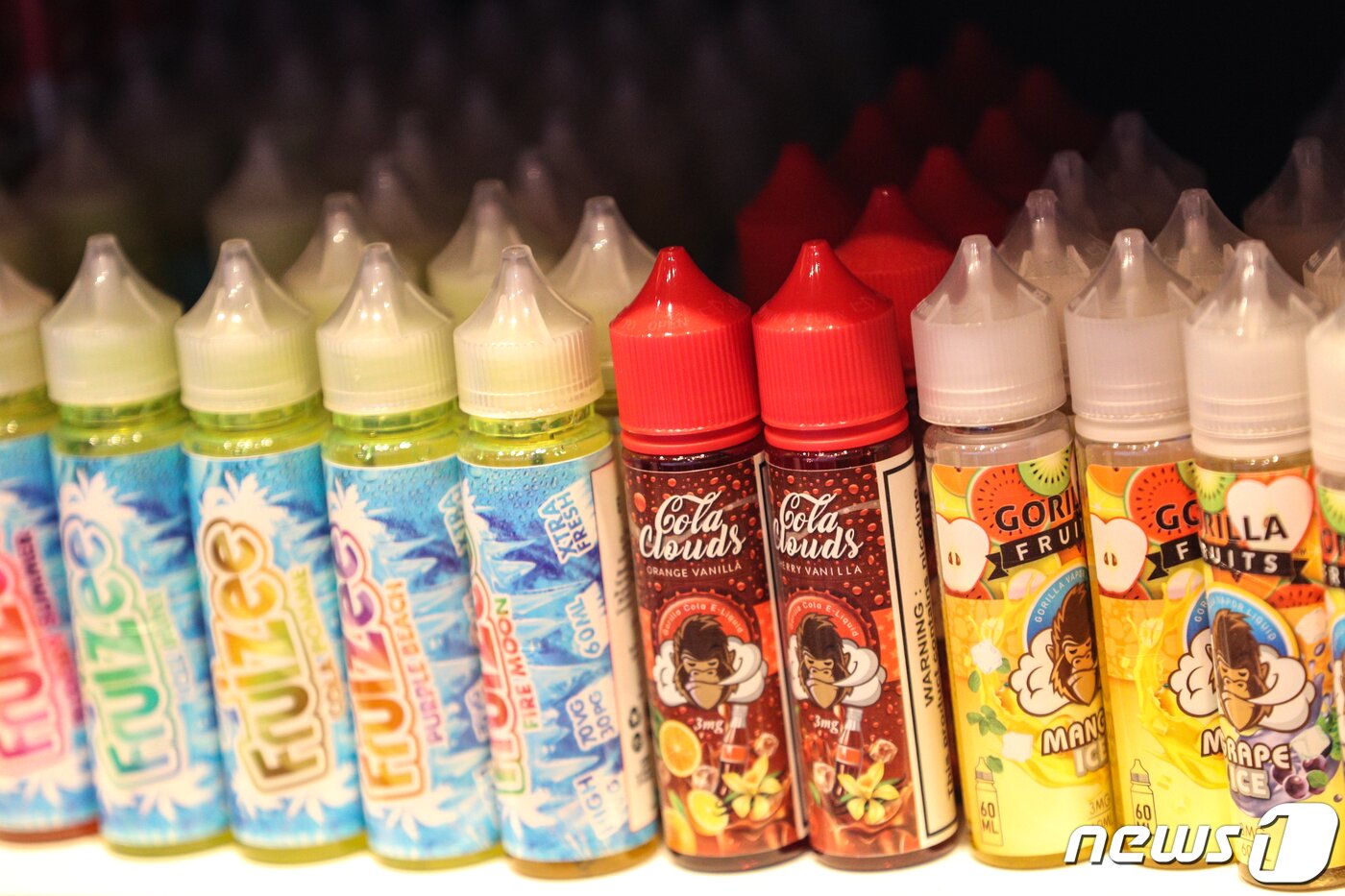 본문 이미지 - 액상 전자담배 유해성 분석결과 발표를 앞둔 12일 오후 서울의 한 전자담배 매장에 전자담배 액상이 진열돼 있다.  2019.12.12/뉴스1 ⓒ News1 성동훈 기자