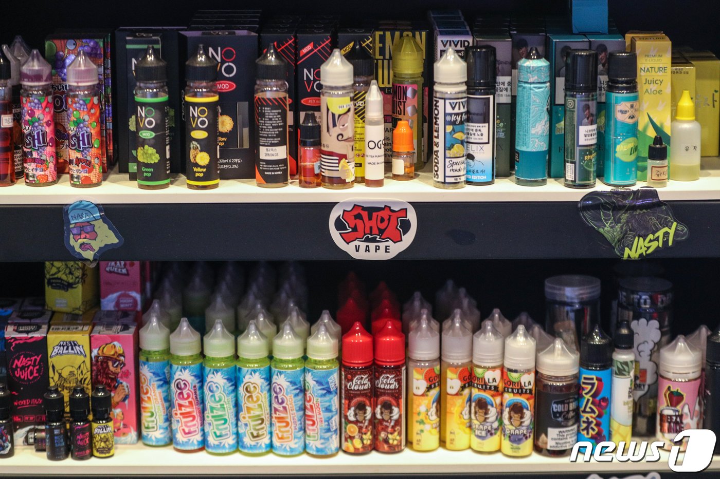 본문 이미지 - 액상 전자담배 유해성 분석결과 발표를 앞둔 12일 오후 서울의 한 전자담배 매장에 전자담배 액상이 진열돼 있다. 식품의약품안전처는 이날 국내 시판 중인 153개의 액상형 전자담배 내 7개의 성분 분석 작업을 마무리하고 최종 결과를 발표한다. 2019.12.12/뉴스1 ⓒ News1 성동훈 기자